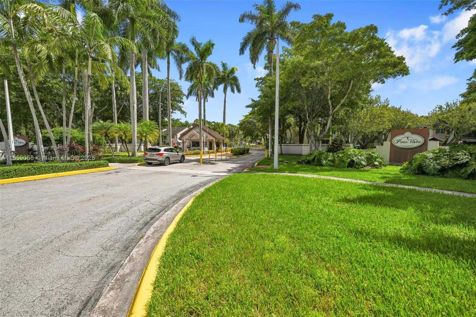 Small Image of 14006 SOUTH WEST 91ST TER #14006, Miami Number 18