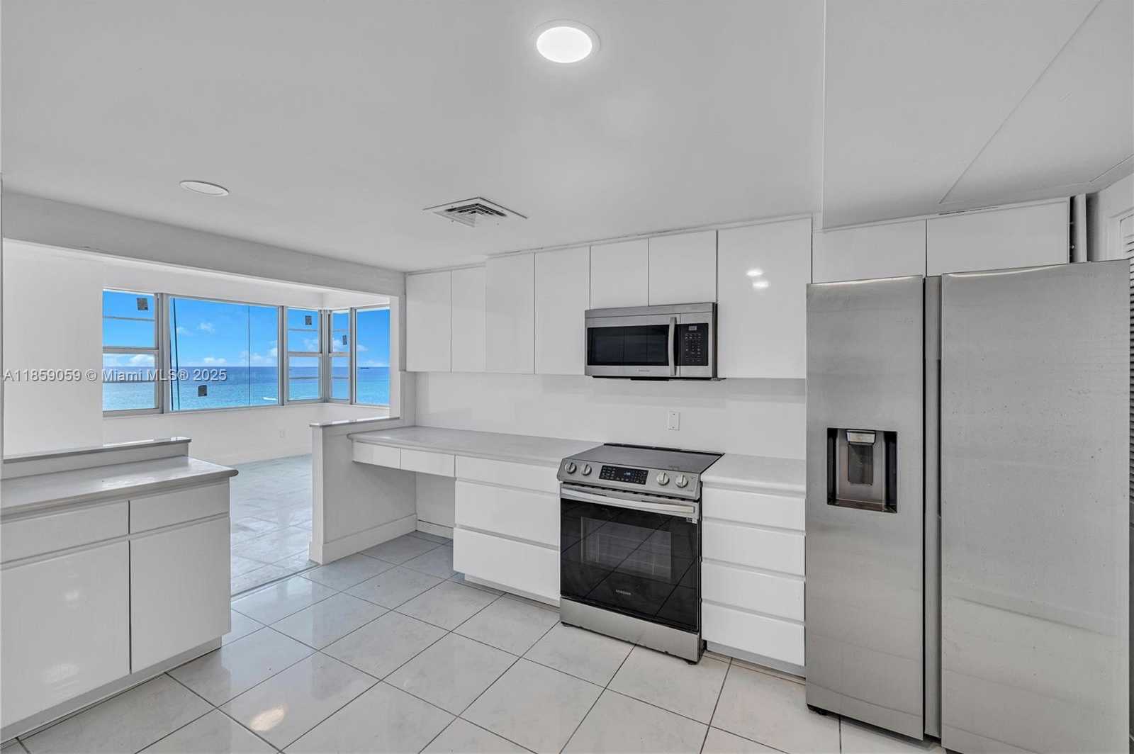 Small Image of 5255 COLLINS AVE #14D, Miami Beach Number 2