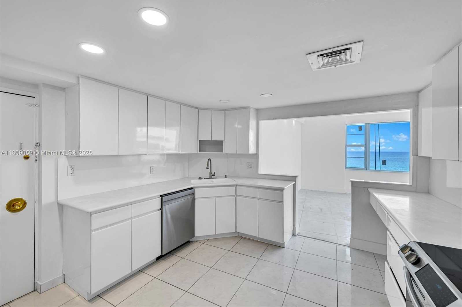Small Image of 5255 COLLINS AVE #14D, Miami Beach Number 3