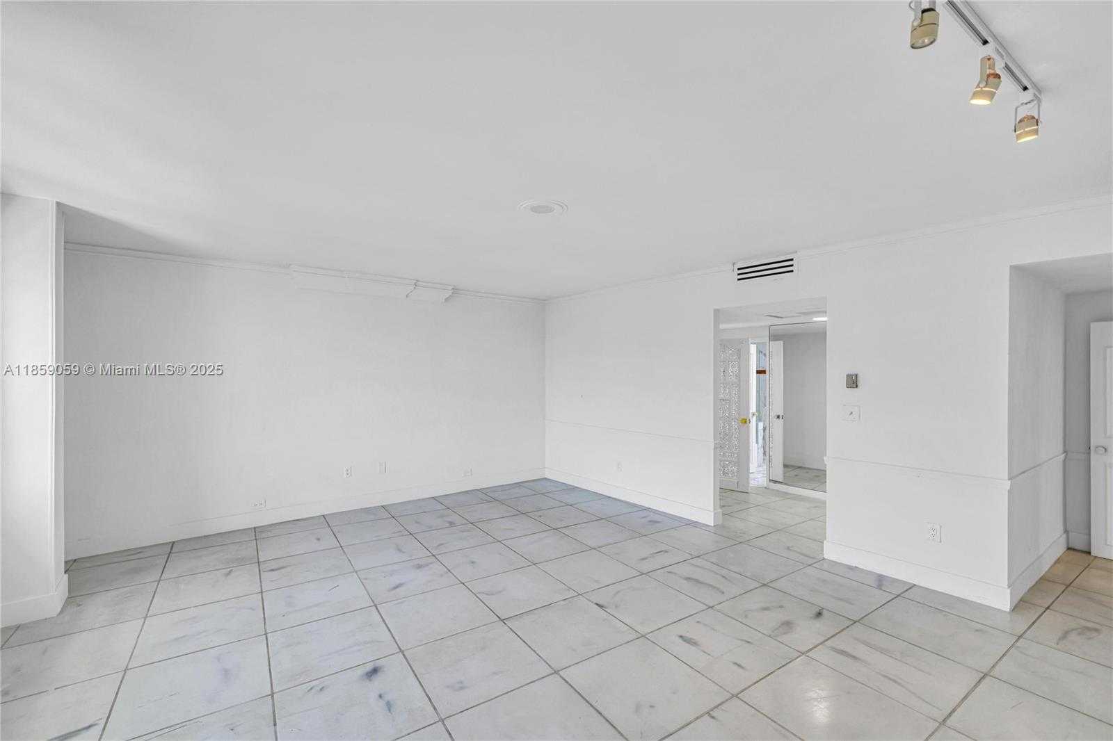 Small Image of 5255 COLLINS AVE #14D, Miami Beach Number 9