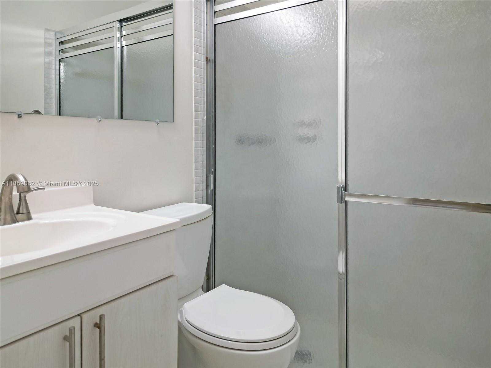 Small Image of 114 ESSEX RD #1-36, Hollywood Number 17