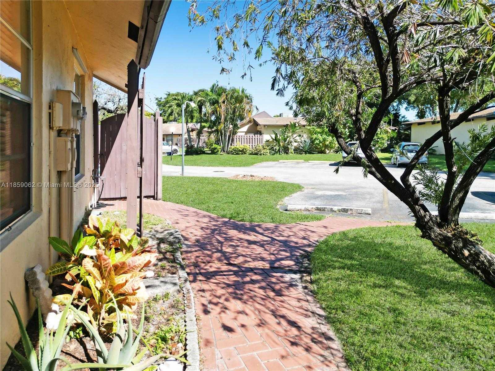 Small Image of 114 ESSEX RD #1-36, Hollywood Number 2