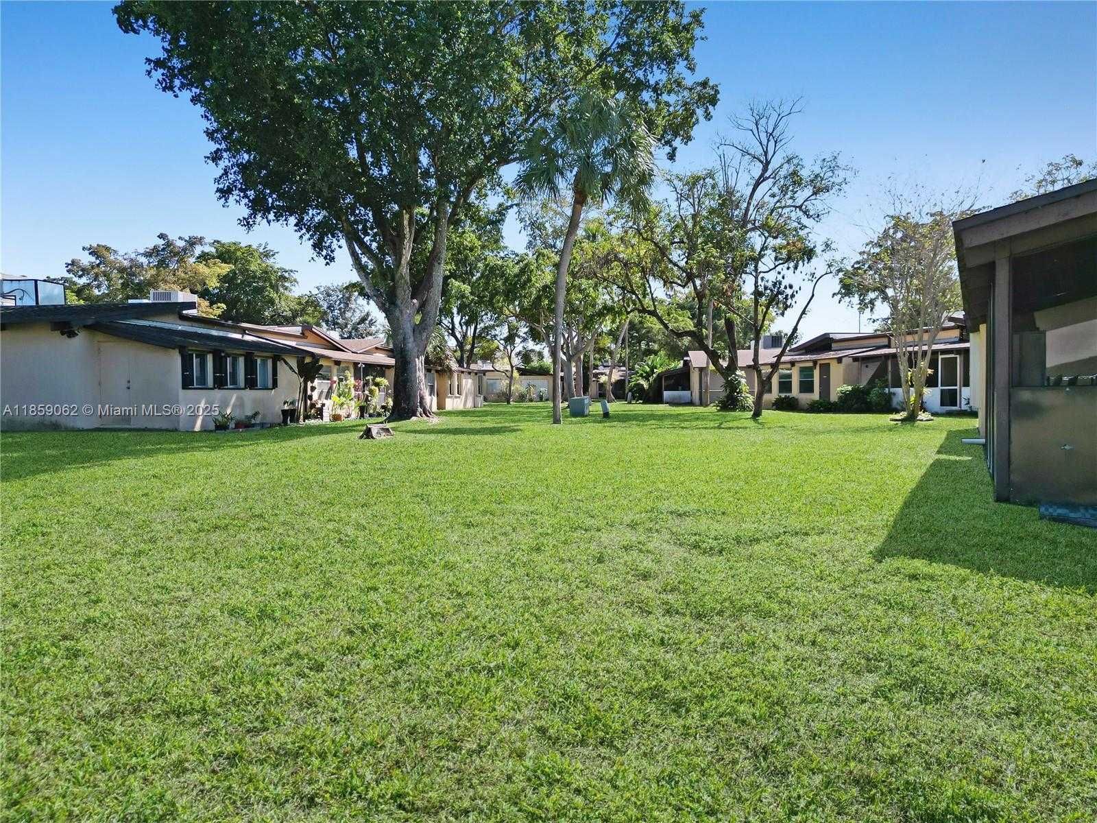 Small Image of 114 ESSEX RD #1-36, Hollywood Number 23