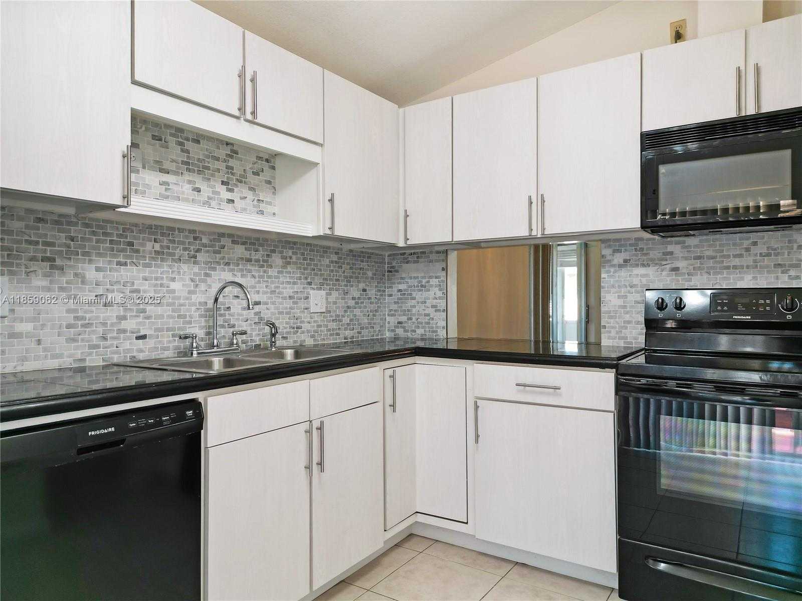 Small Image of 114 ESSEX RD #1-36, Hollywood Number 5