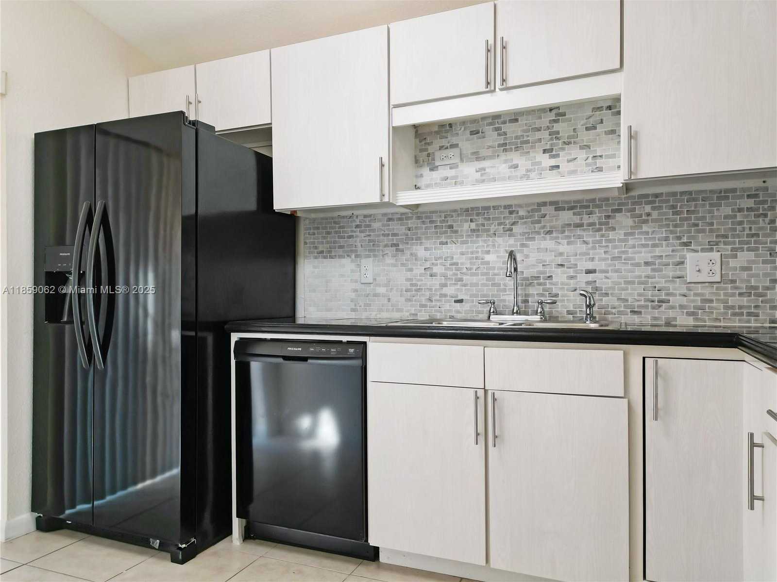 Small Image of 114 ESSEX RD #1-36, Hollywood Number 6