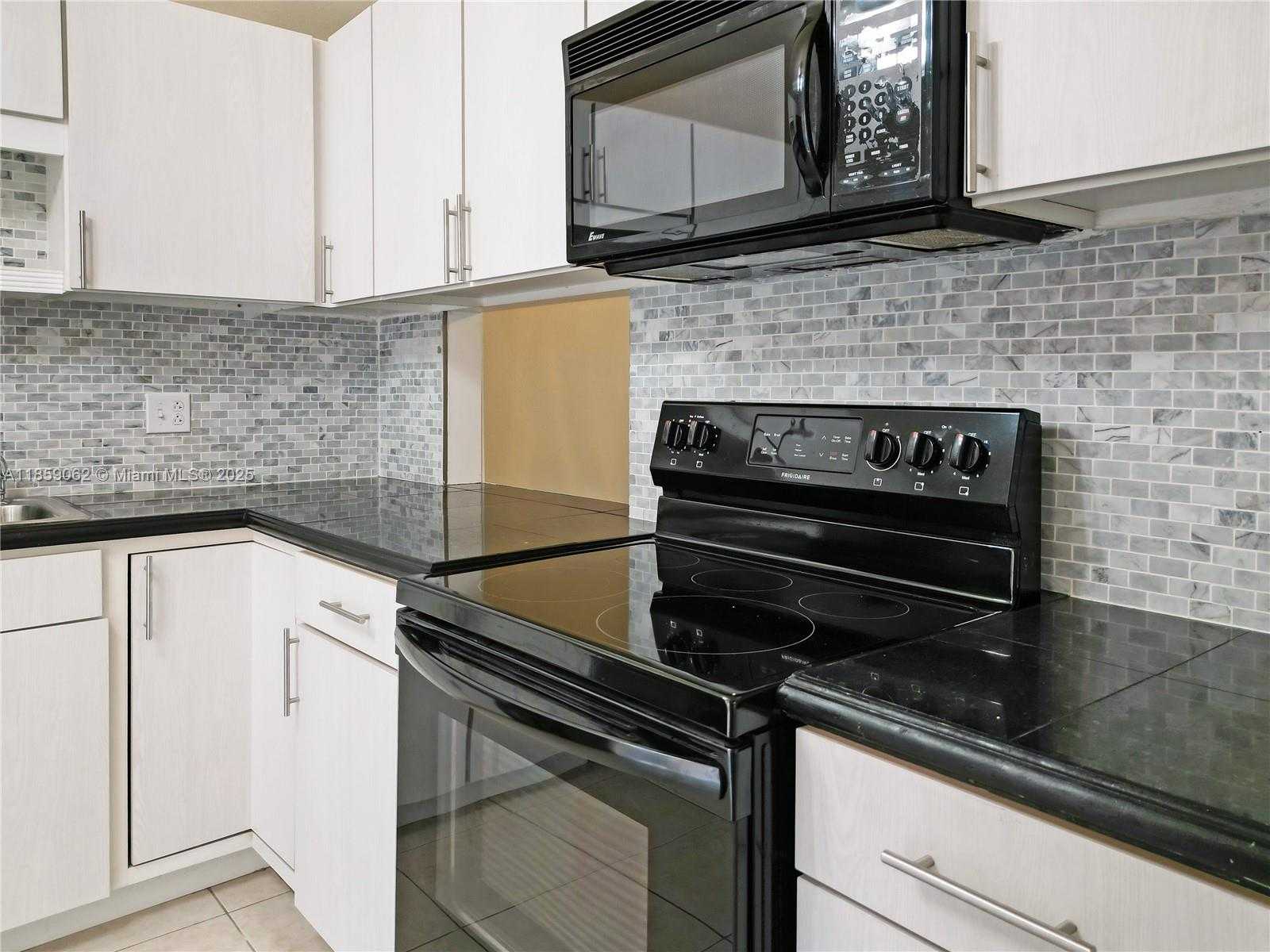 Small Image of 114 ESSEX RD #1-36, Hollywood Number 7