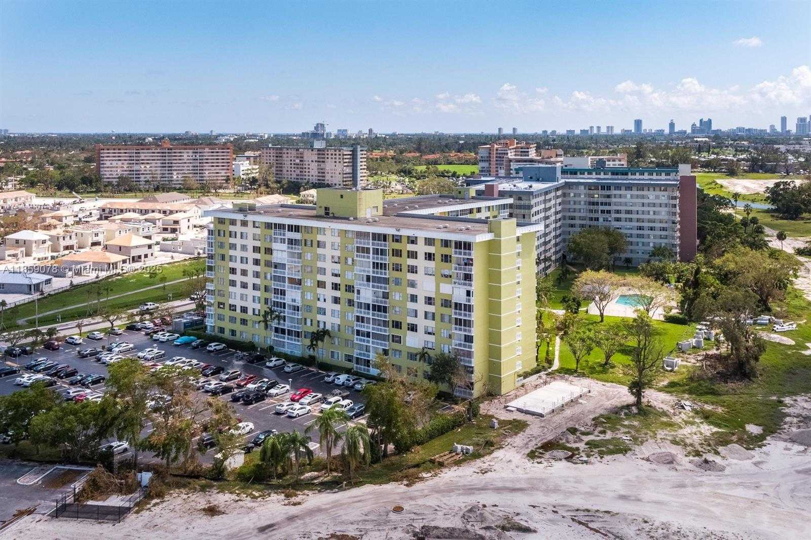 Small Image of 4400 HILLCREST DR #520C, Hollywood Number 18