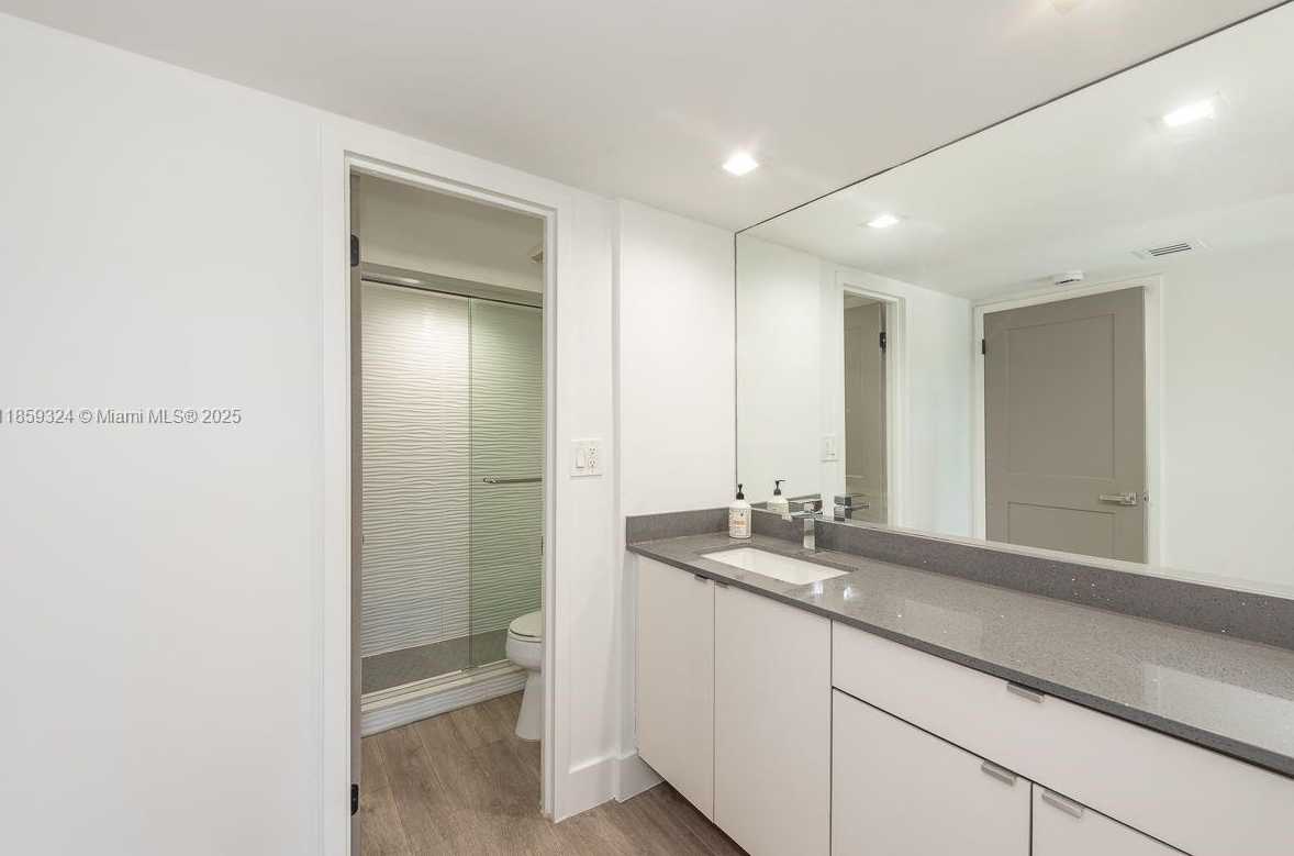 Small Image of 100 BAYVIEW DR #210, Sunny Isles Beach Number 13