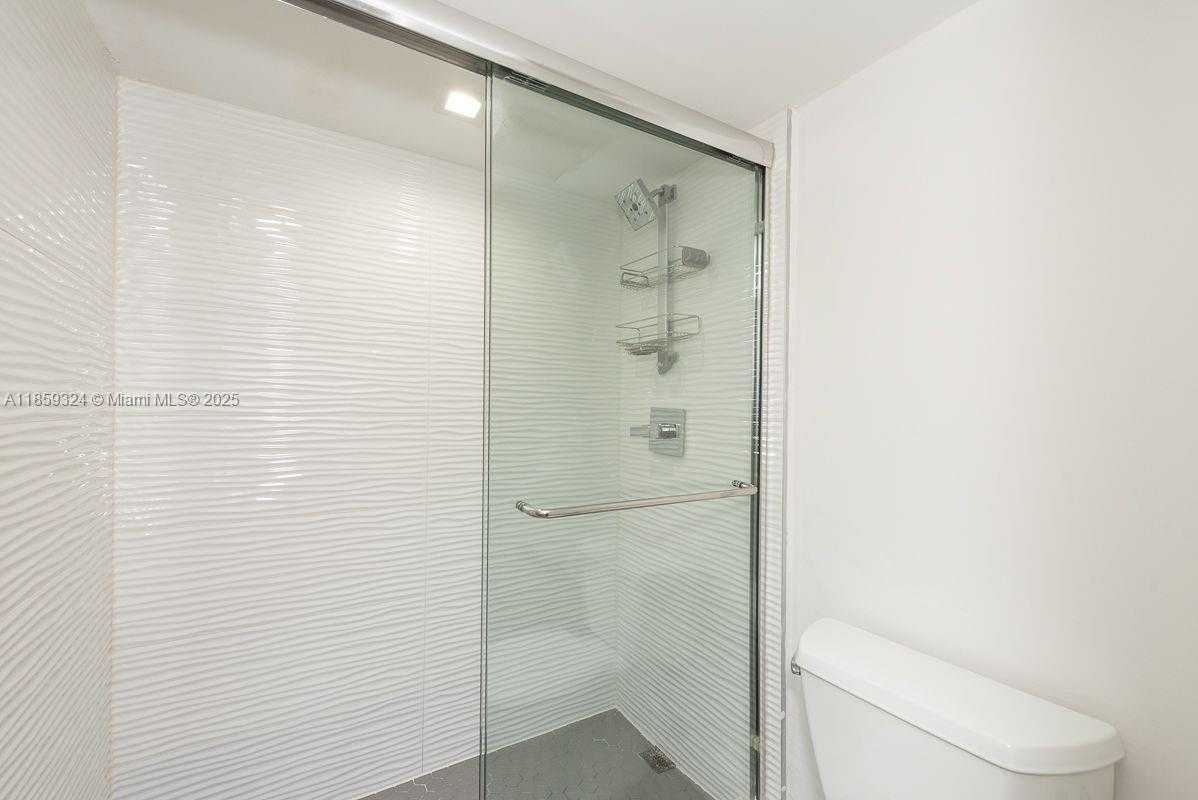 Small Image of 100 BAYVIEW DR #210, Sunny Isles Beach Number 14