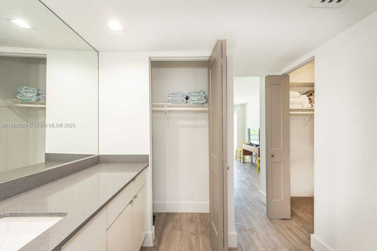 Small Image of 100 BAYVIEW DR #210, Sunny Isles Beach Number 15