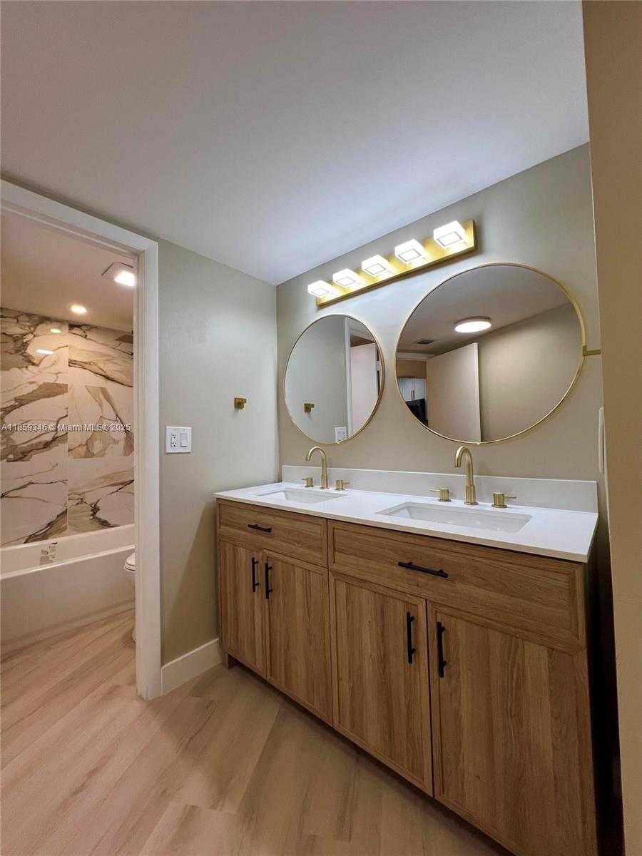 Small Image of 20500 E Country Club Dr, Aventura, FL 33180, USA Number 10