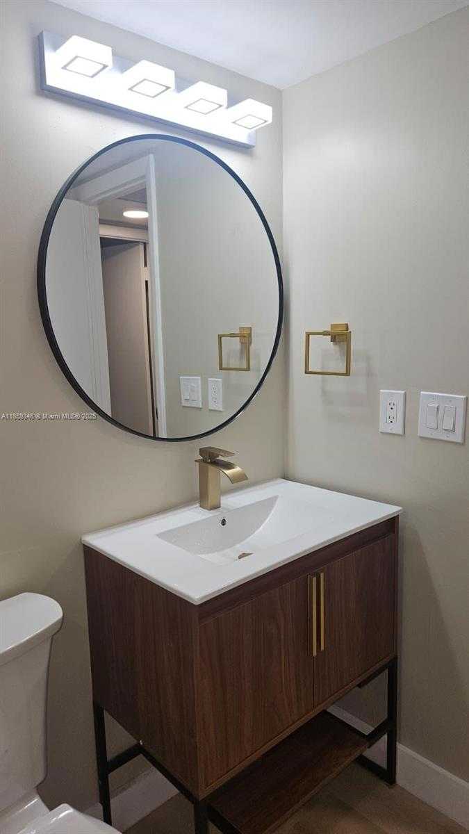 Small Image of 20500 E Country Club Dr, Aventura, FL 33180, USA Number 17