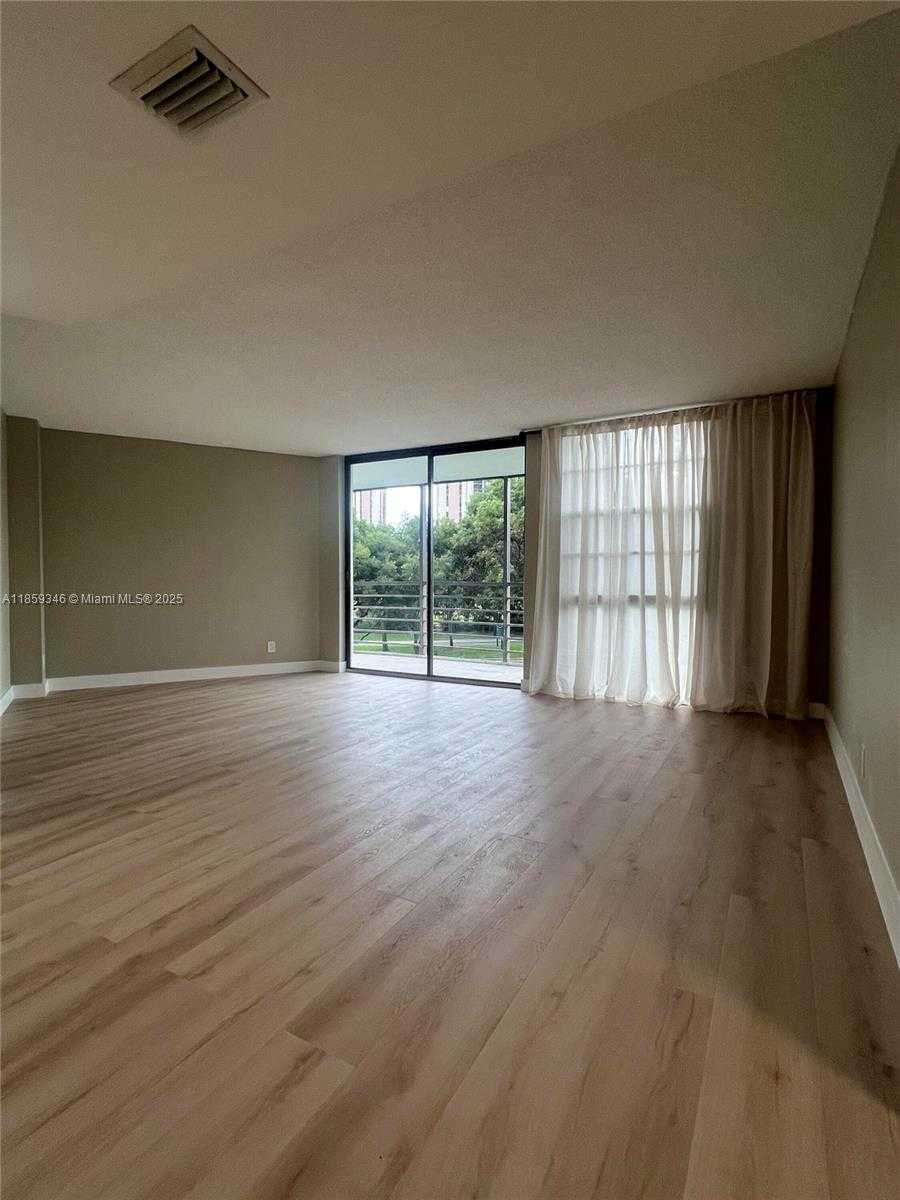 Small Image of 20500 E Country Club Dr, Aventura, FL 33180, USA Number 19