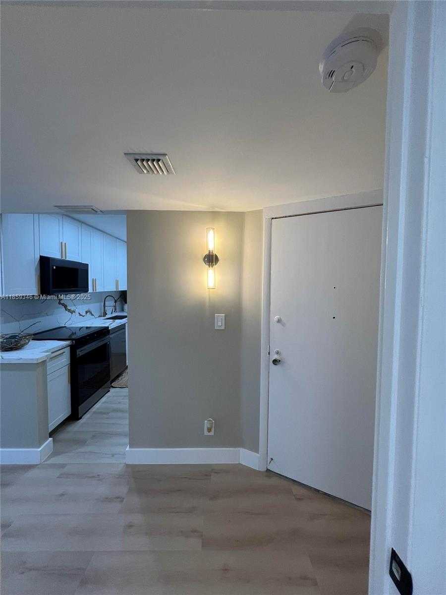 Small Image of 20500 E Country Club Dr, Aventura, FL 33180, USA Number 20
