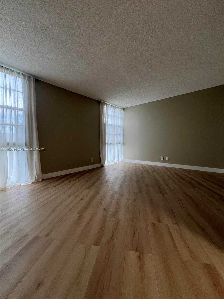 Small Image of 20500 E Country Club Dr, Aventura, FL 33180, USA Number 22
