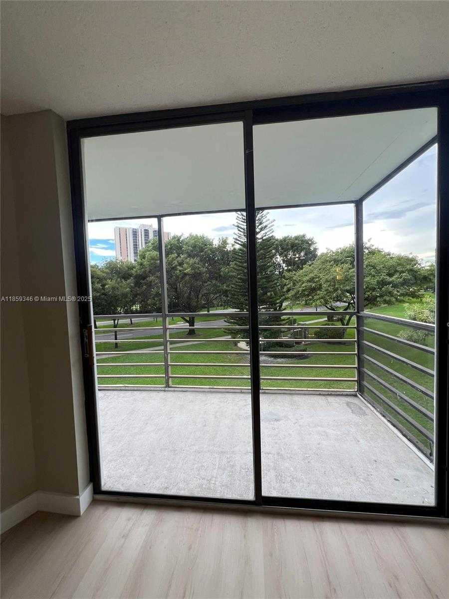 Small Image of 20500 E Country Club Dr, Aventura, FL 33180, USA Number 28