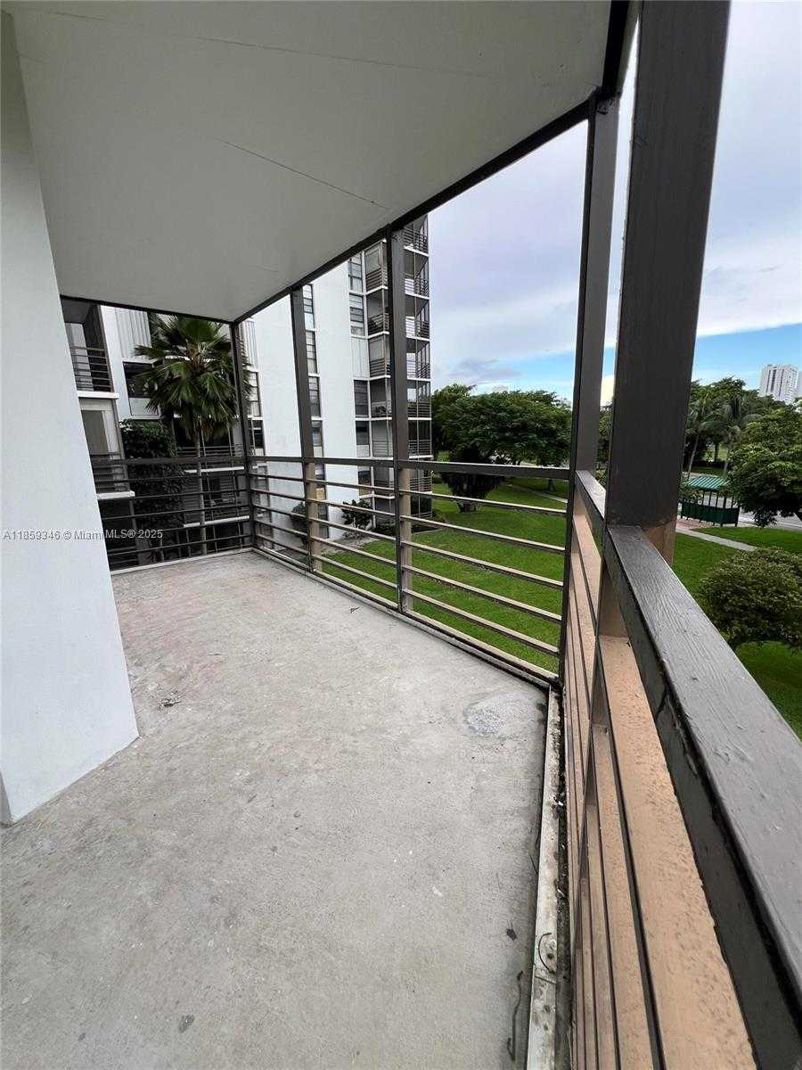 Small Image of 20500 E Country Club Dr, Aventura, FL 33180, USA Number 29