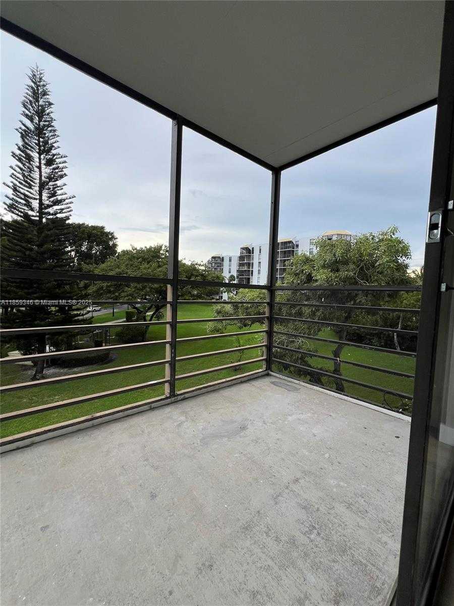 Small Image of 20500 E Country Club Dr, Aventura, FL 33180, USA Number 30