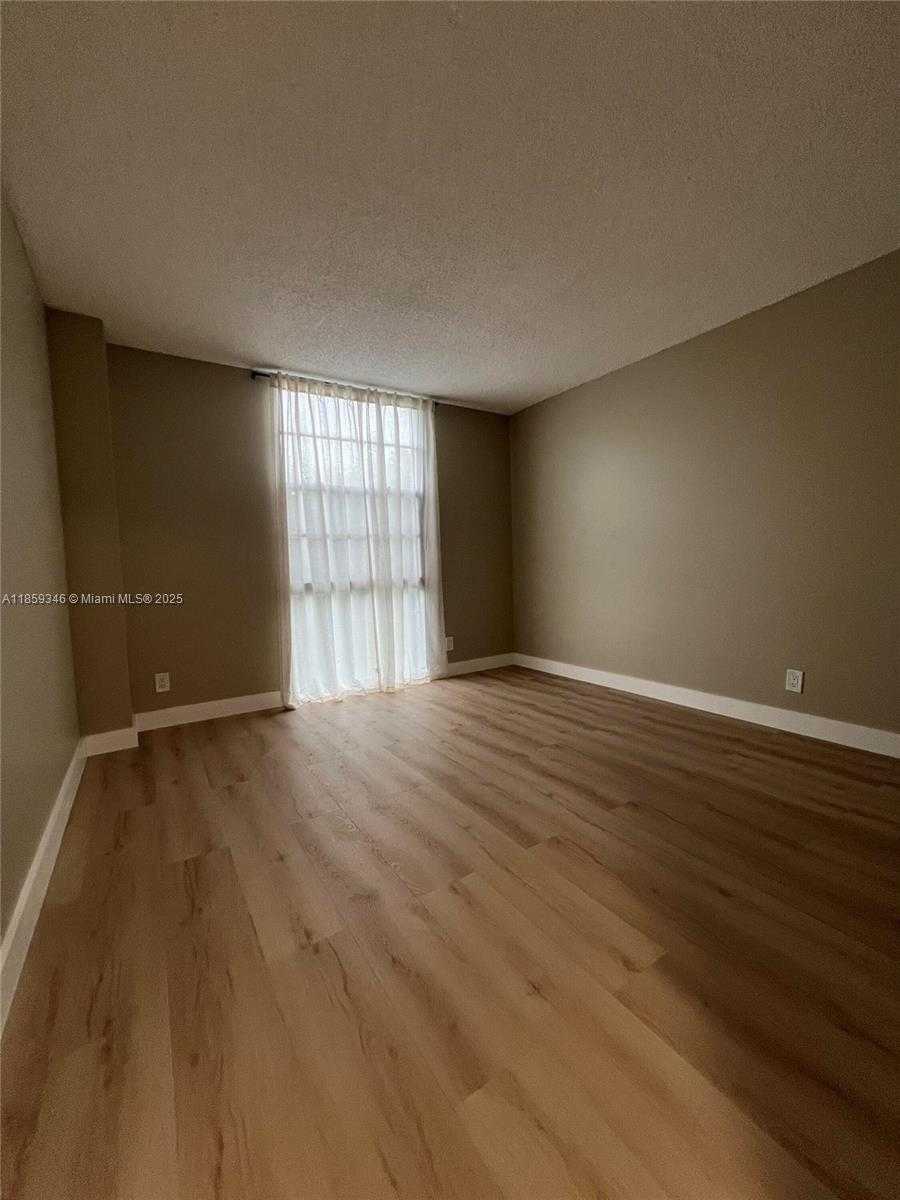 Small Image of 20500 E Country Club Dr, Aventura, FL 33180, USA Number 31
