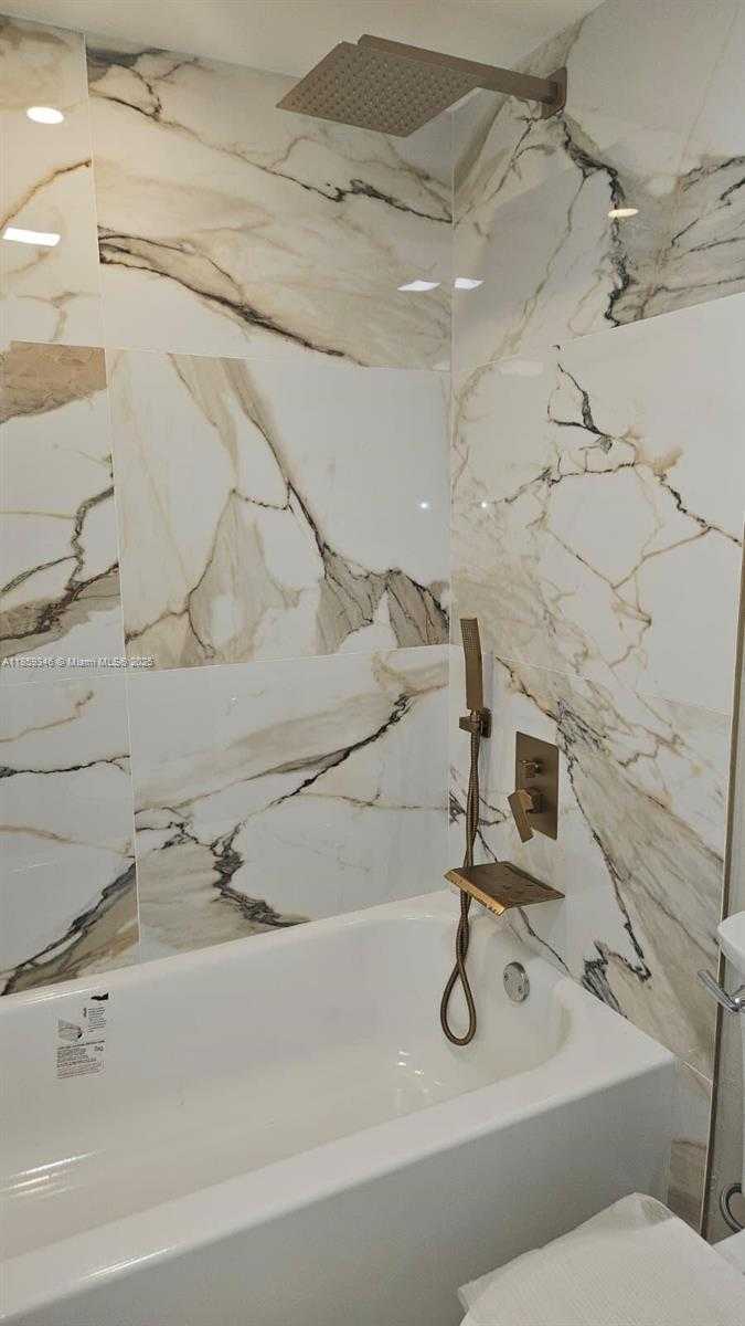 Small Image of 20500 E Country Club Dr, Aventura, FL 33180, USA Number 9