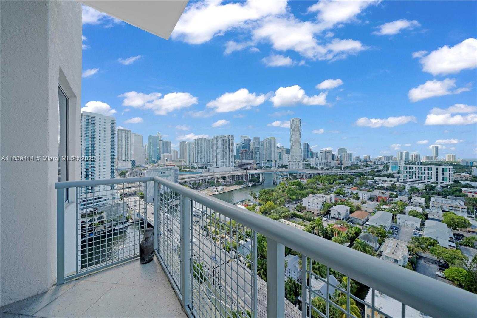 Small Image of 10 SOUTH WEST SOUTH RIVER DR #PHI06, Miami Number 4