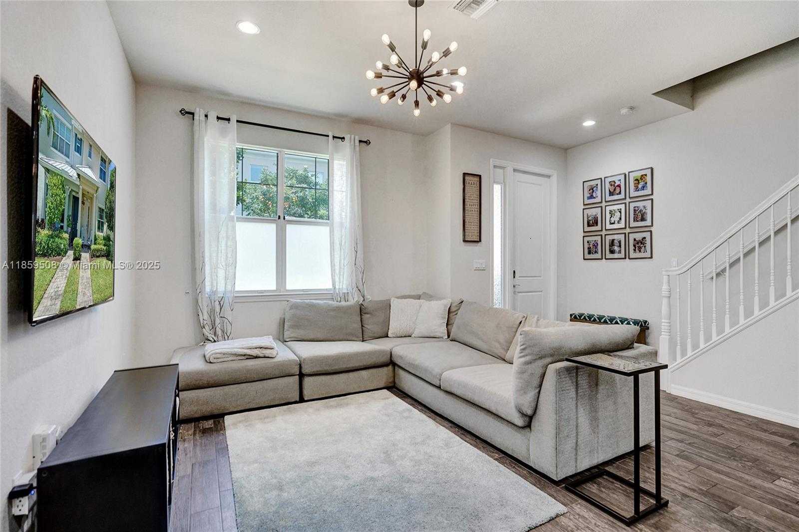 Small Image of 4046 LONG LEAF LN, Hollywood Number 10