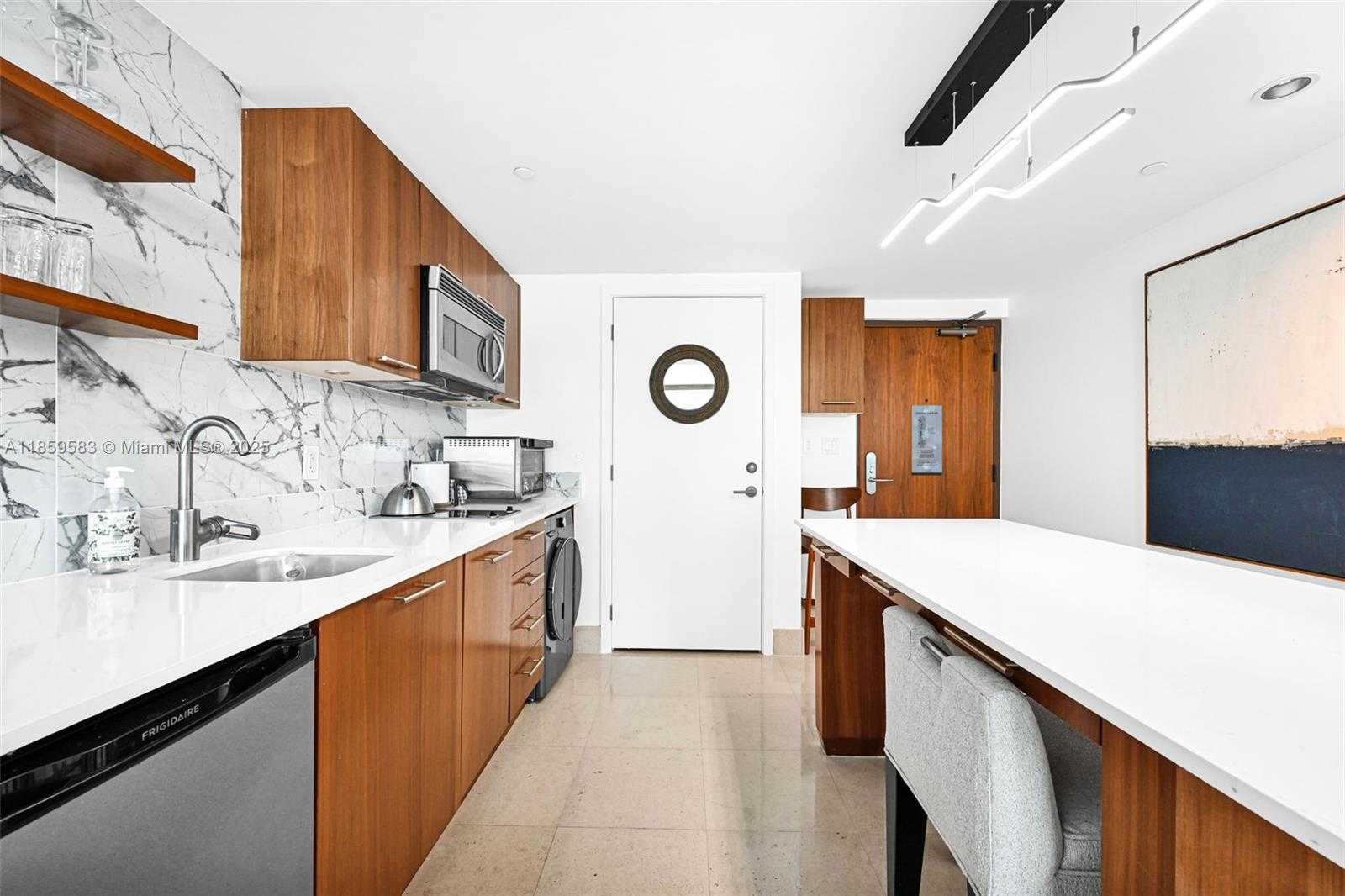 Small Image of 6801 COLLINS AVE #811 (door 810), Miami Beach Number 10