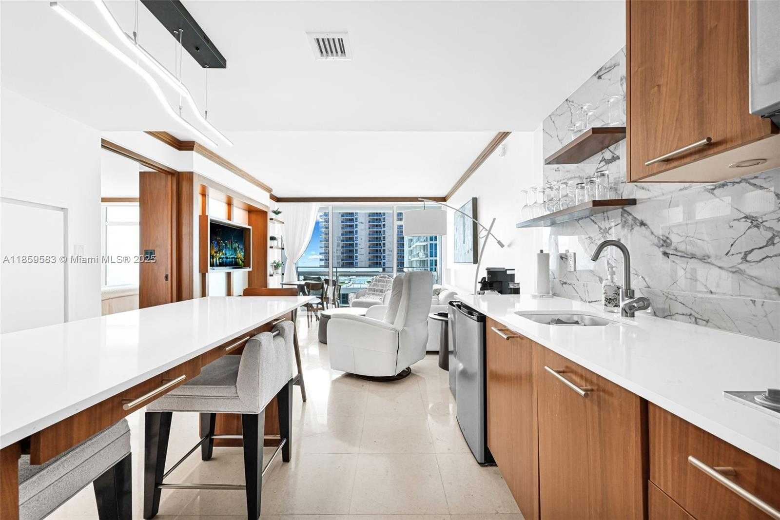Small Image of 6801 COLLINS AVE #811 (door 810), Miami Beach Number 11
