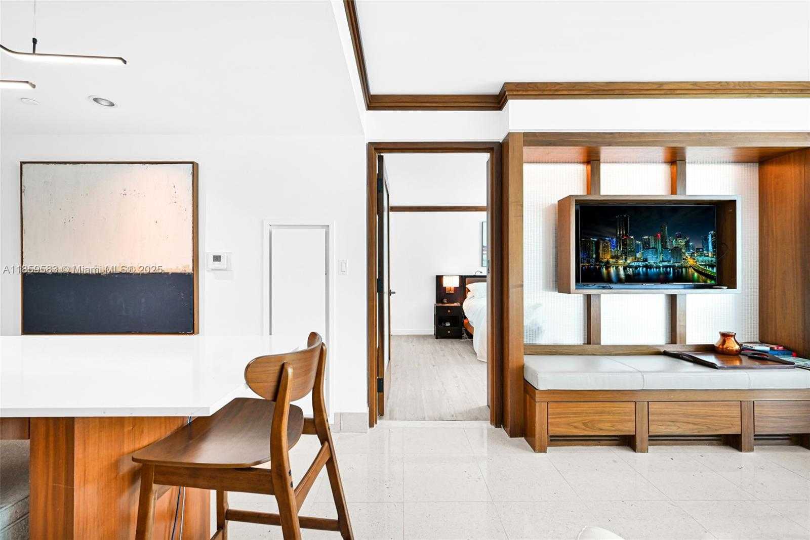 Small Image of 6801 COLLINS AVE #811 (door 810), Miami Beach Number 12