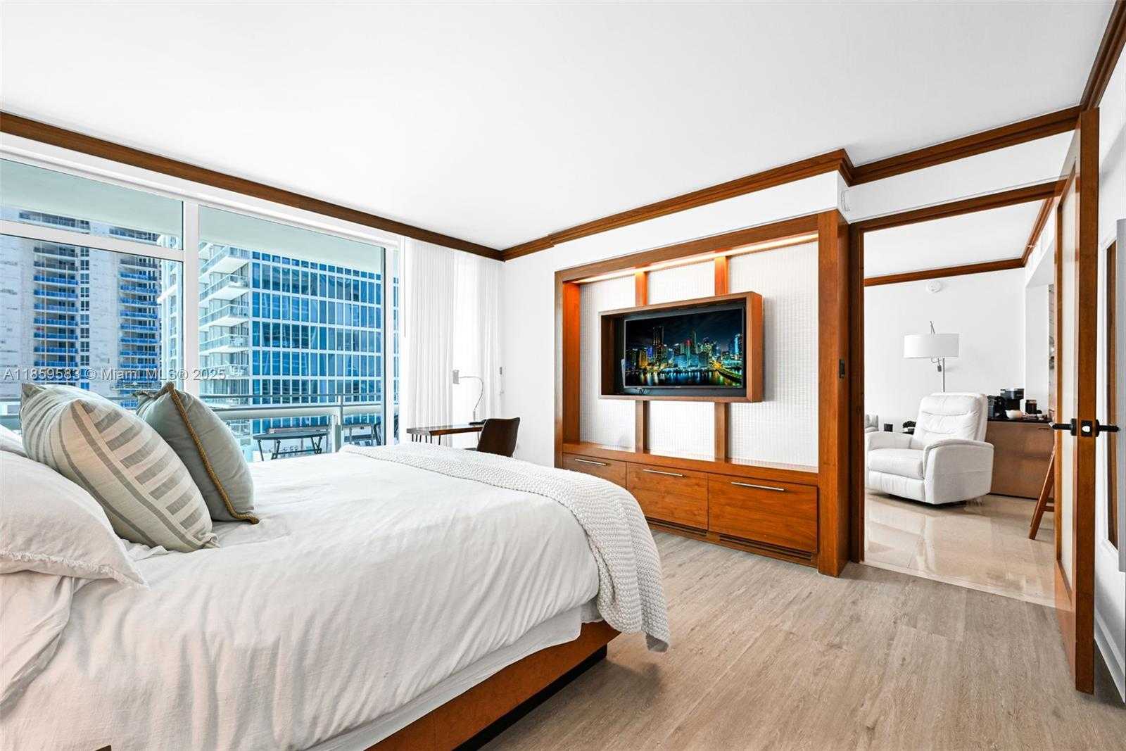 Small Image of 6801 COLLINS AVE #811 (door 810), Miami Beach Number 18