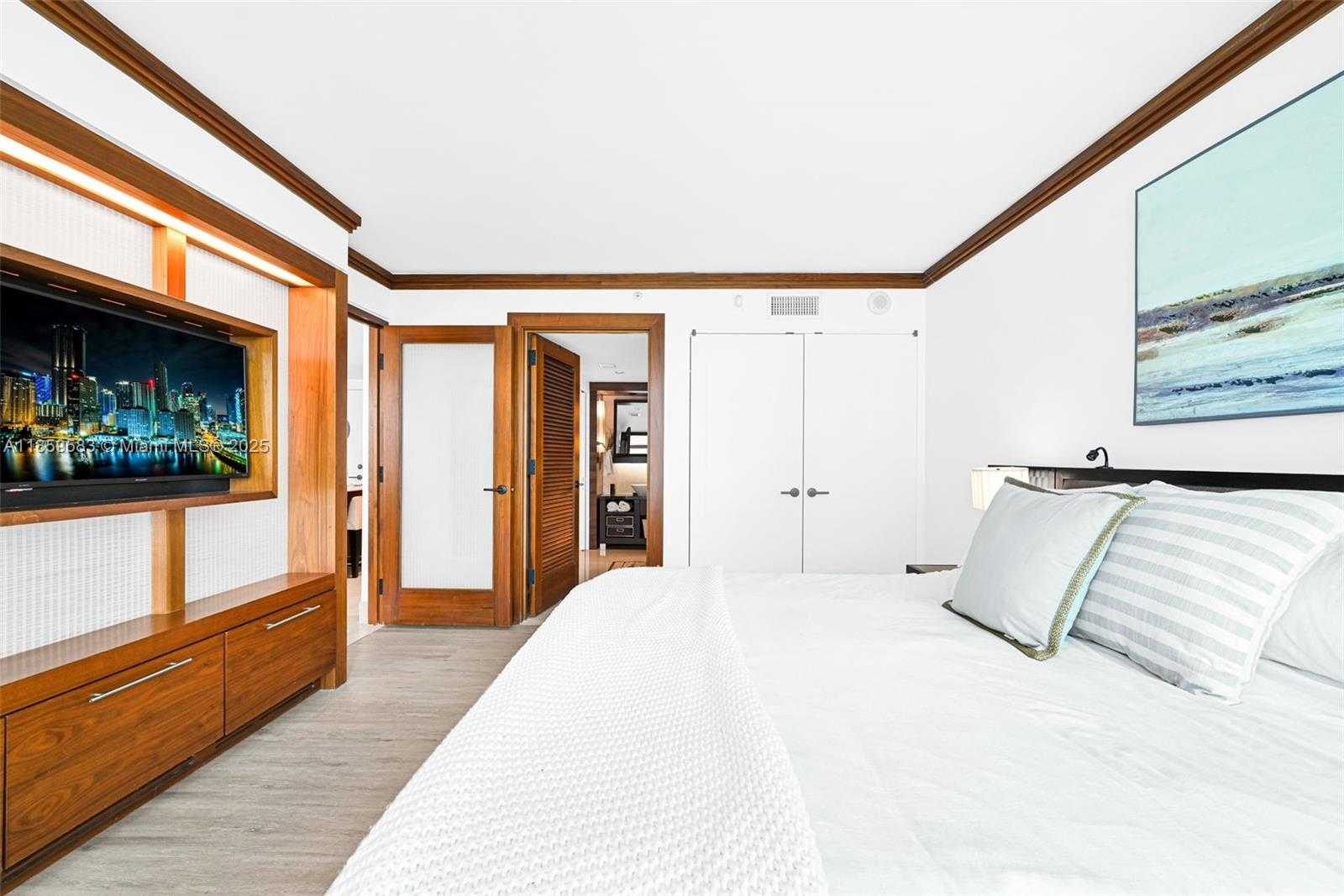 Small Image of 6801 COLLINS AVE #811 (door 810), Miami Beach Number 19
