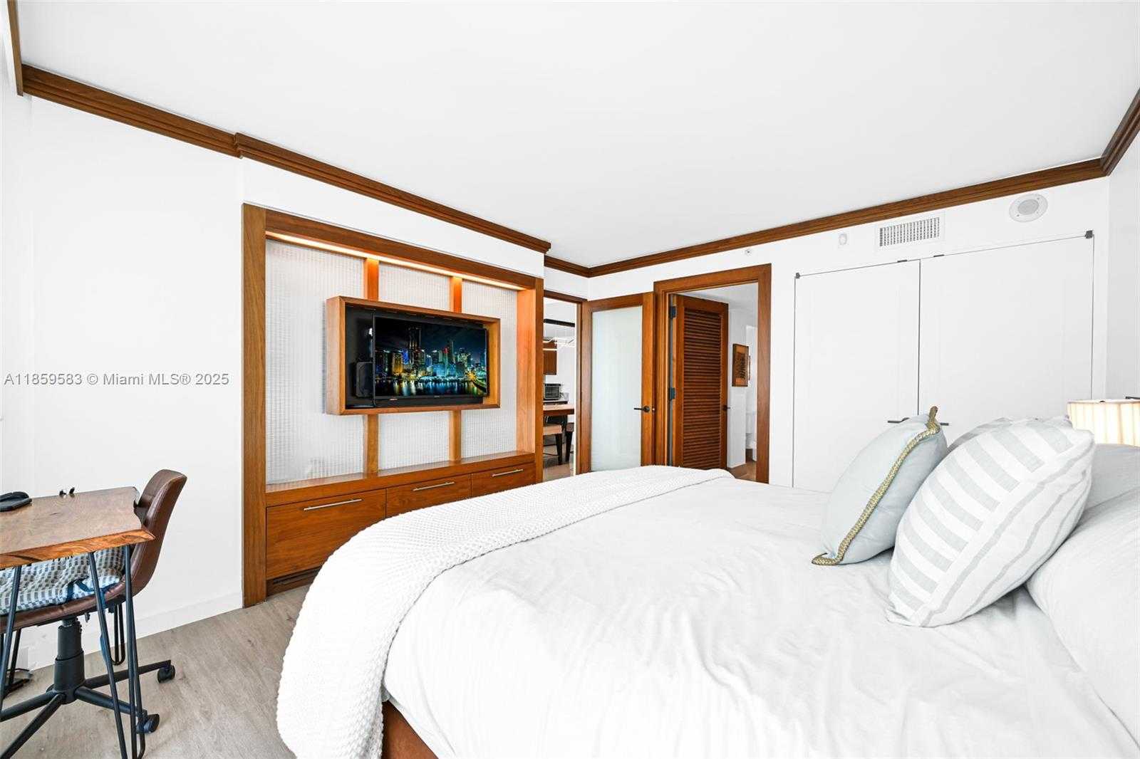 Small Image of 6801 COLLINS AVE #811 (door 810), Miami Beach Number 20