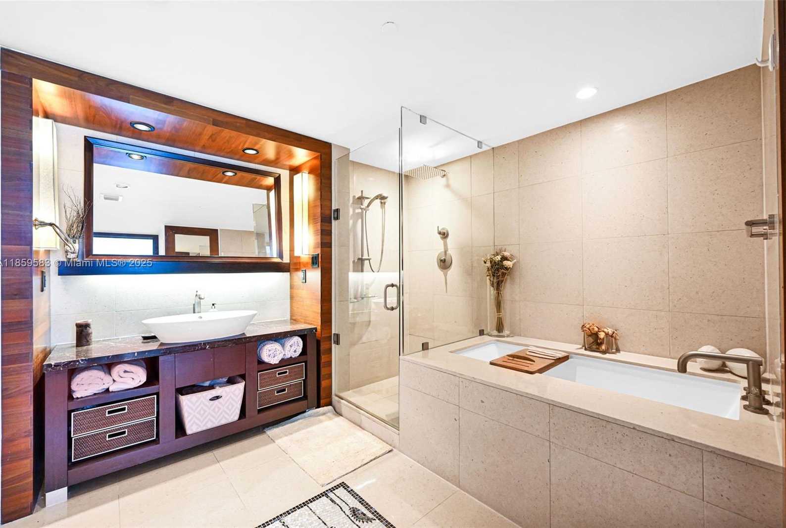 Small Image of 6801 COLLINS AVE #811 (door 810), Miami Beach Number 21