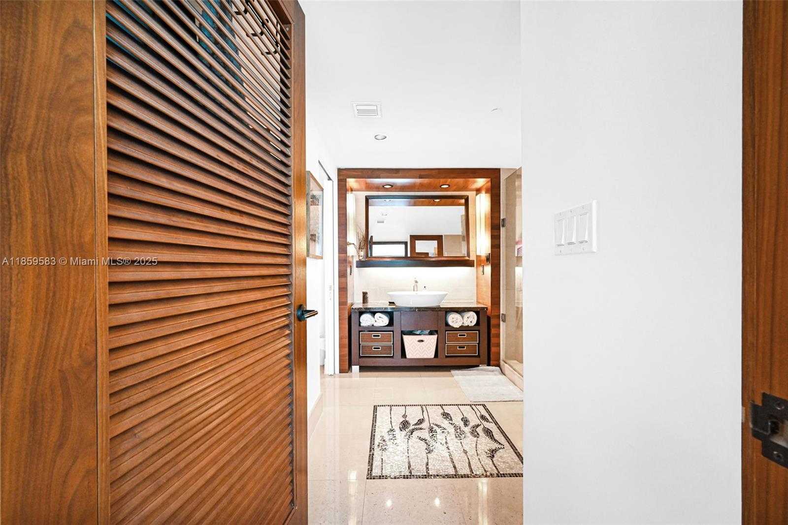 Small Image of 6801 COLLINS AVE #811 (door 810), Miami Beach Number 25