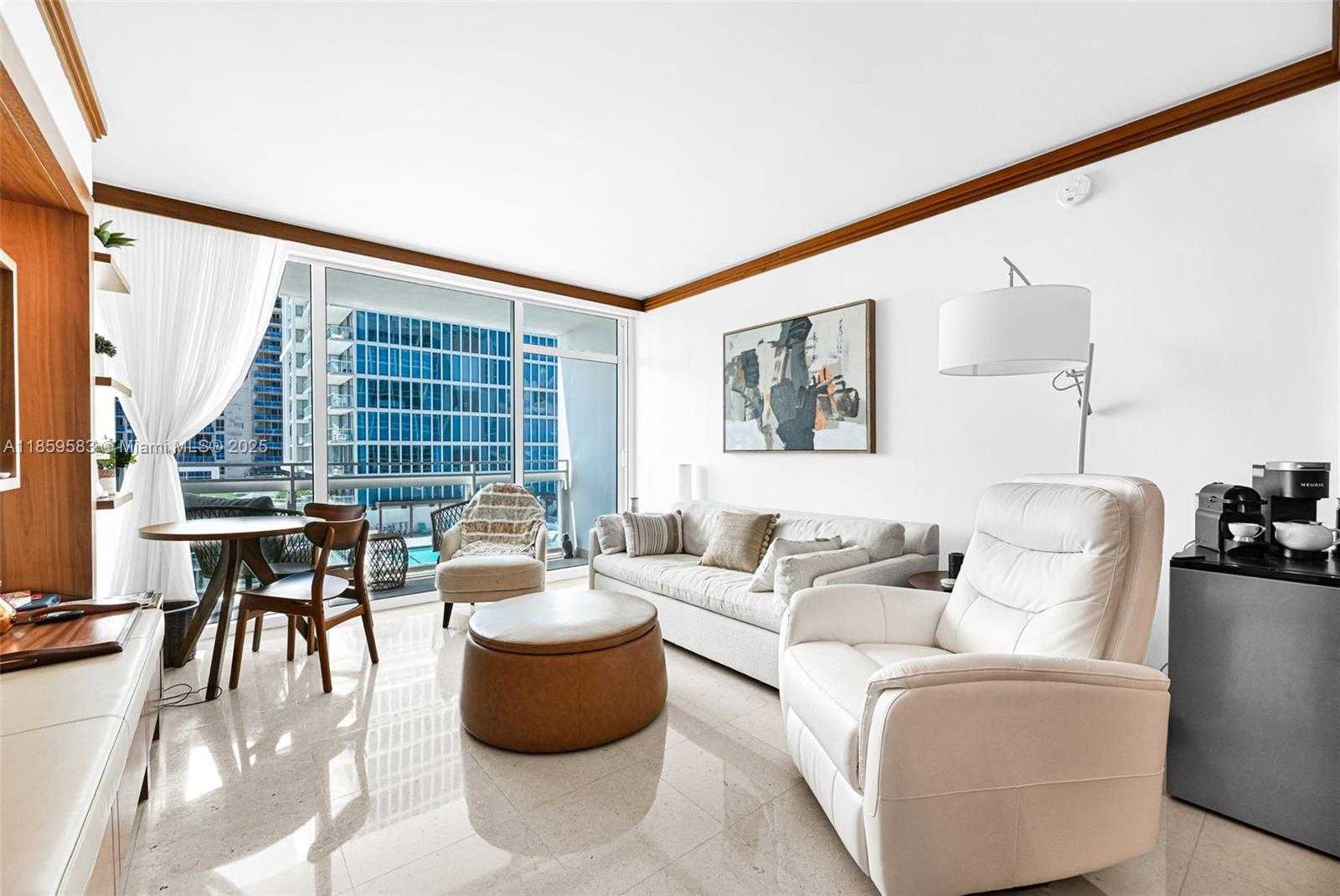 Small Image of 6801 COLLINS AVE #811 (door 810), Miami Beach Number 3