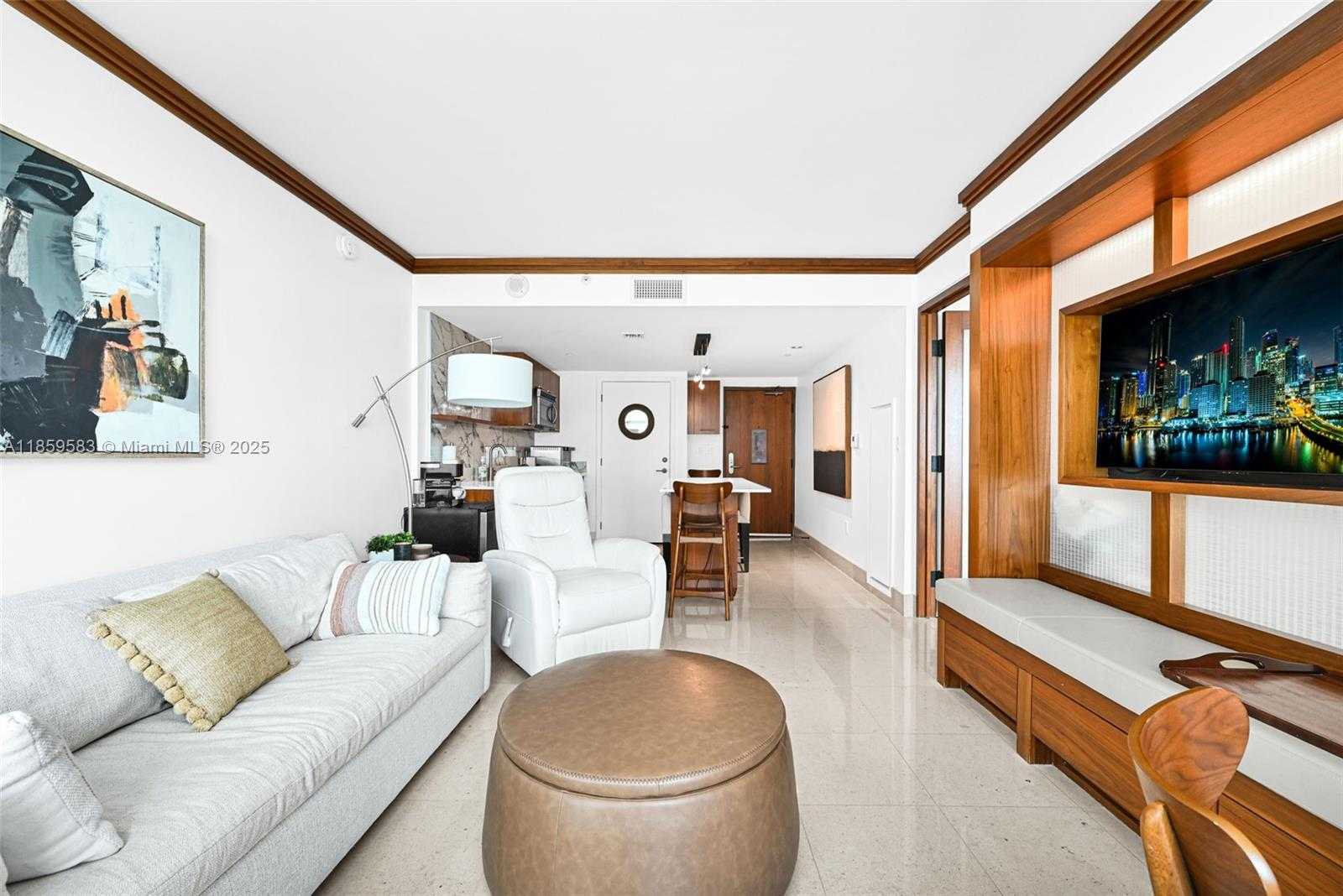 Small Image of 6801 COLLINS AVE #811 (door 810), Miami Beach Number 4