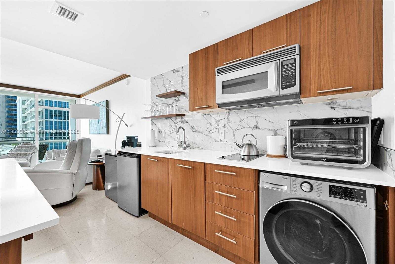 Small Image of 6801 COLLINS AVE #811 (door 810), Miami Beach Number 8