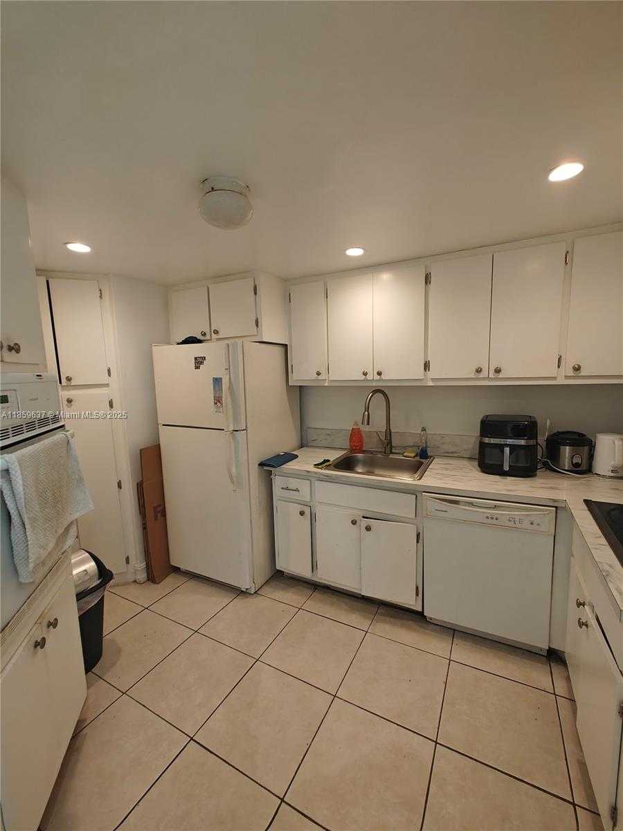 Small Image of 825 BRICKELL BAY DR #1042, Miami Number 4