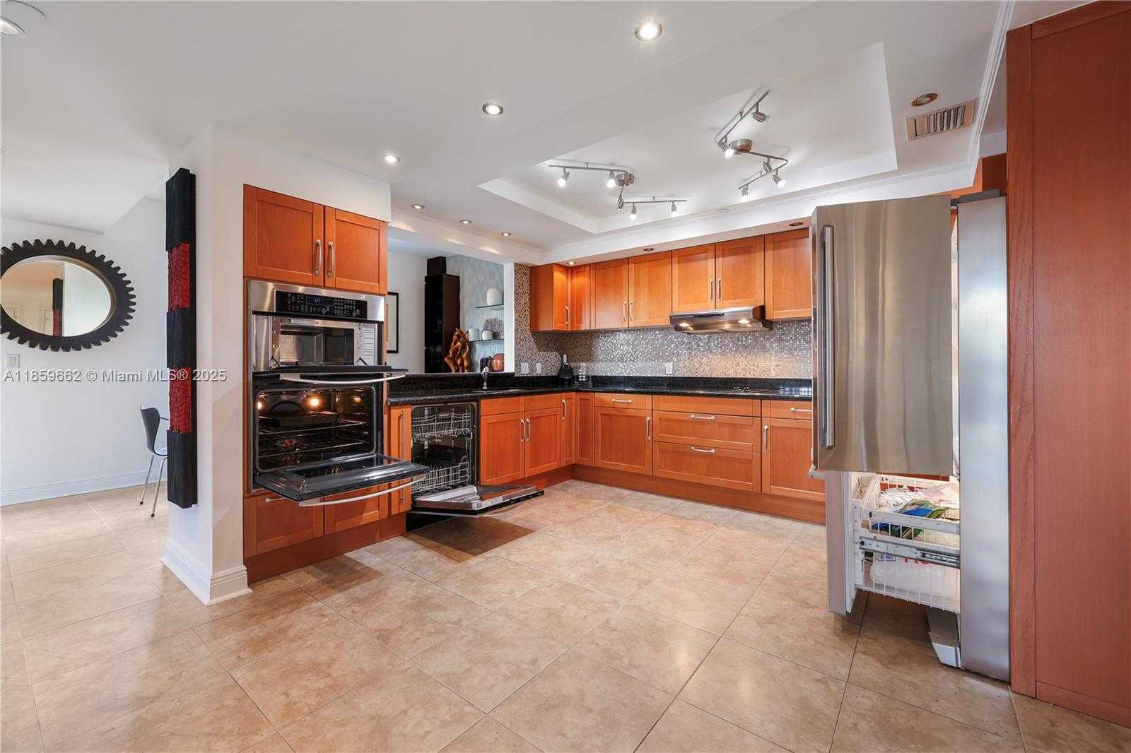 Small Image of 110 HENDRICKS ISLE #13, Fort Lauderdale Number 23