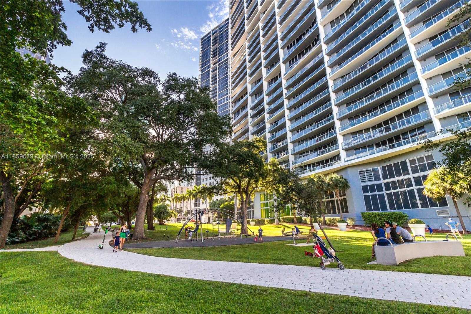 Small Image of 485 BRICKELL AVE #2210, Miami Number 30