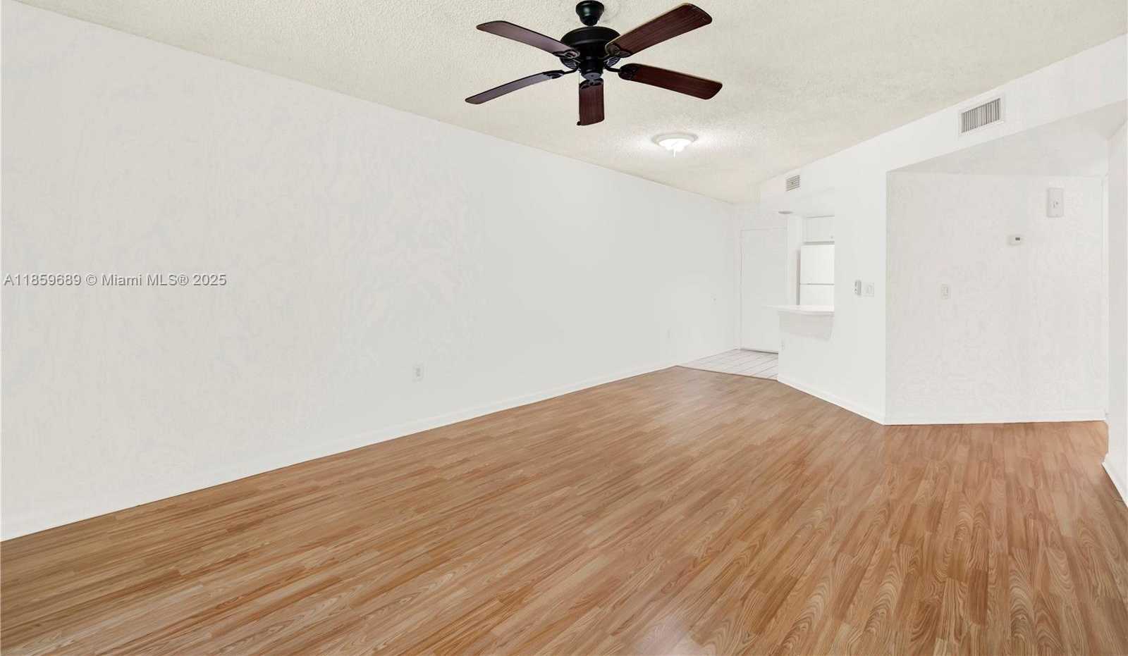 Small Image of 8215 LAKE DR #207, Doral Number 10