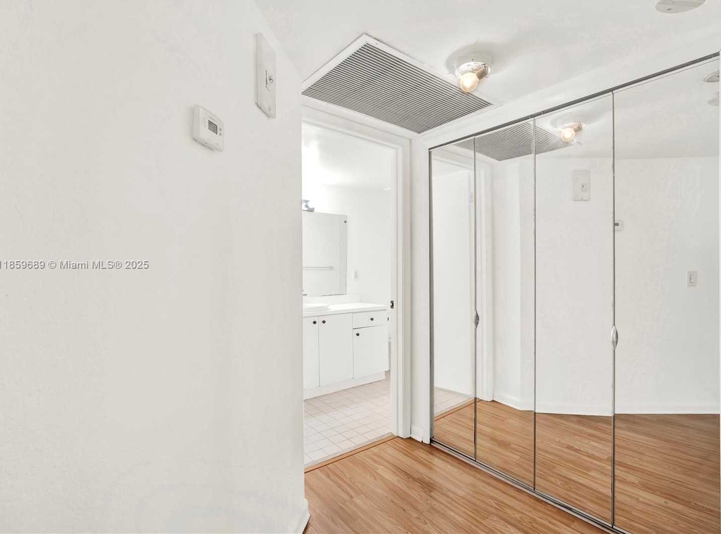 Small Image of 8215 LAKE DR #207, Doral Number 11