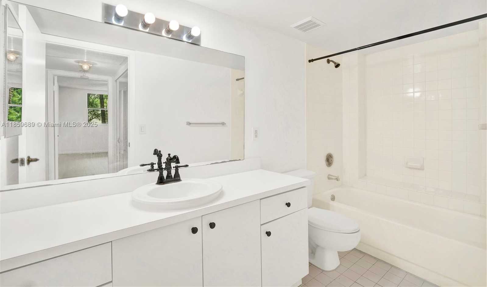 Small Image of 8215 LAKE DR #207, Doral Number 13
