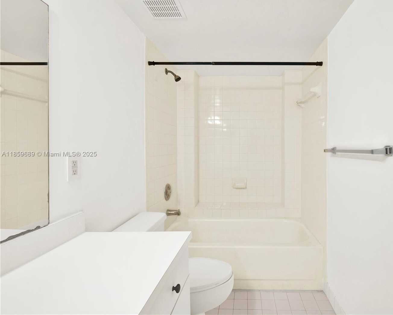 Small Image of 8215 LAKE DR #207, Doral Number 14