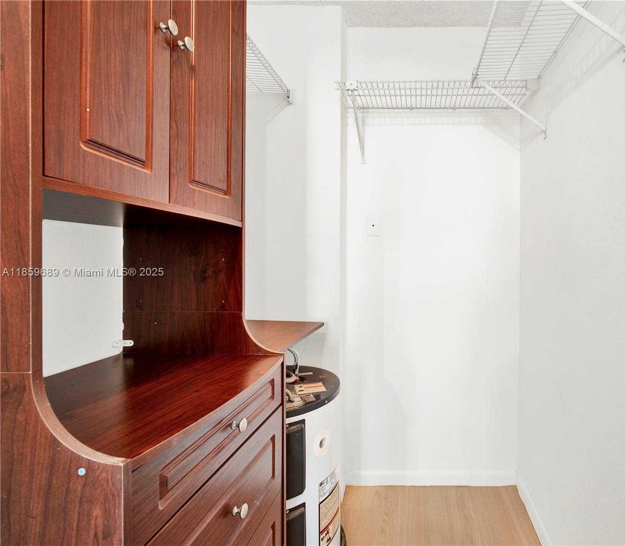 Small Image of 8215 LAKE DR #207, Doral Number 17