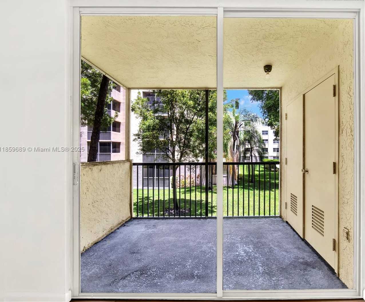 Small Image of 8215 LAKE DR #207, Doral Number 18
