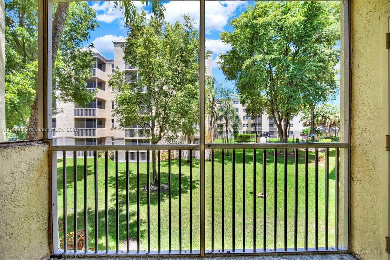 Small Image of 8215 LAKE DR #207, Doral Number 19