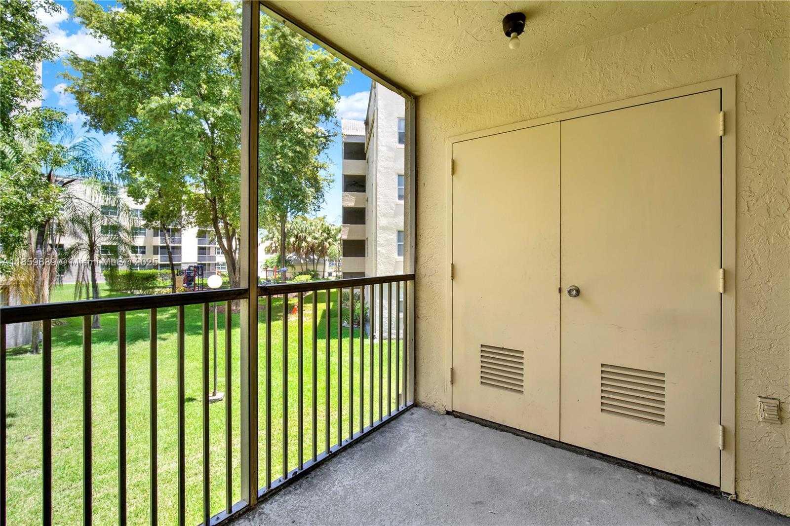 Small Image of 8215 LAKE DR #207, Doral Number 20