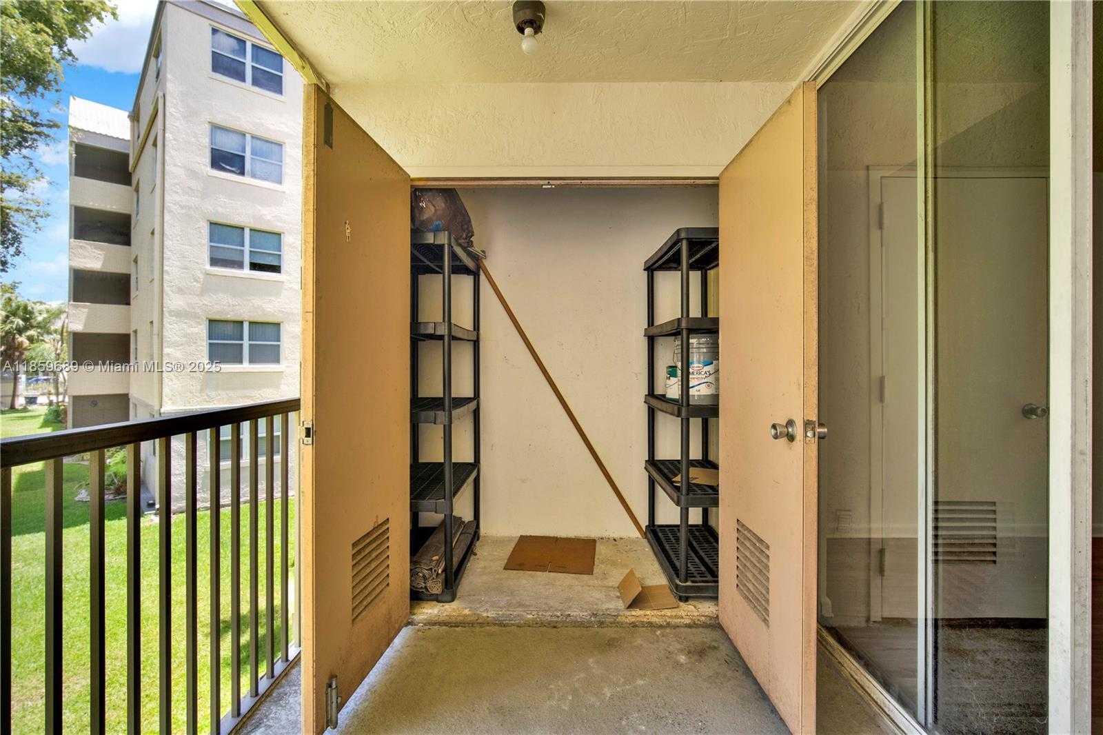 Small Image of 8215 LAKE DR #207, Doral Number 21