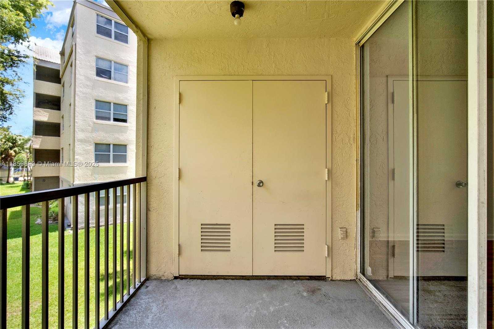 Small Image of 8215 LAKE DR #207, Doral Number 22